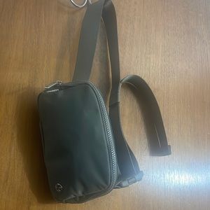 Lululemon everywhere belt bag, green